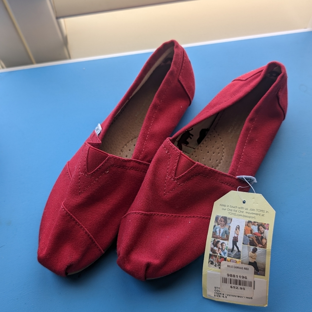 NWT TOMS Red Classic Canvas Shoe Size 6.5